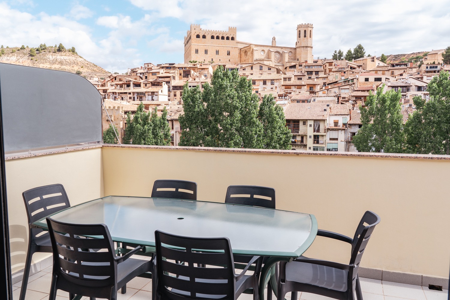 Terrraza con vistas al castillo de Valderrobres Impresionante terraza con vistas al castillo y río Matarraña