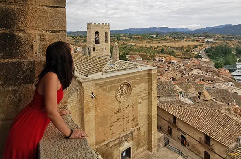 Mujer mirando las vistas desde el castillo de Valderrobres